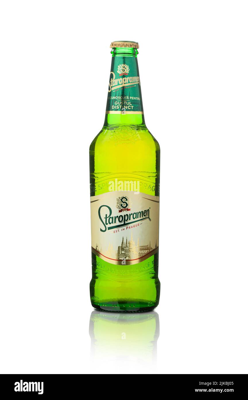 CHISINAU, MOLDAVIA - 24 luglio 2022: Bottiglia di birra Staropramen isolata su sfondo bianco. La Staropramen Brewery è la seconda più grande birreria della Foto Stock