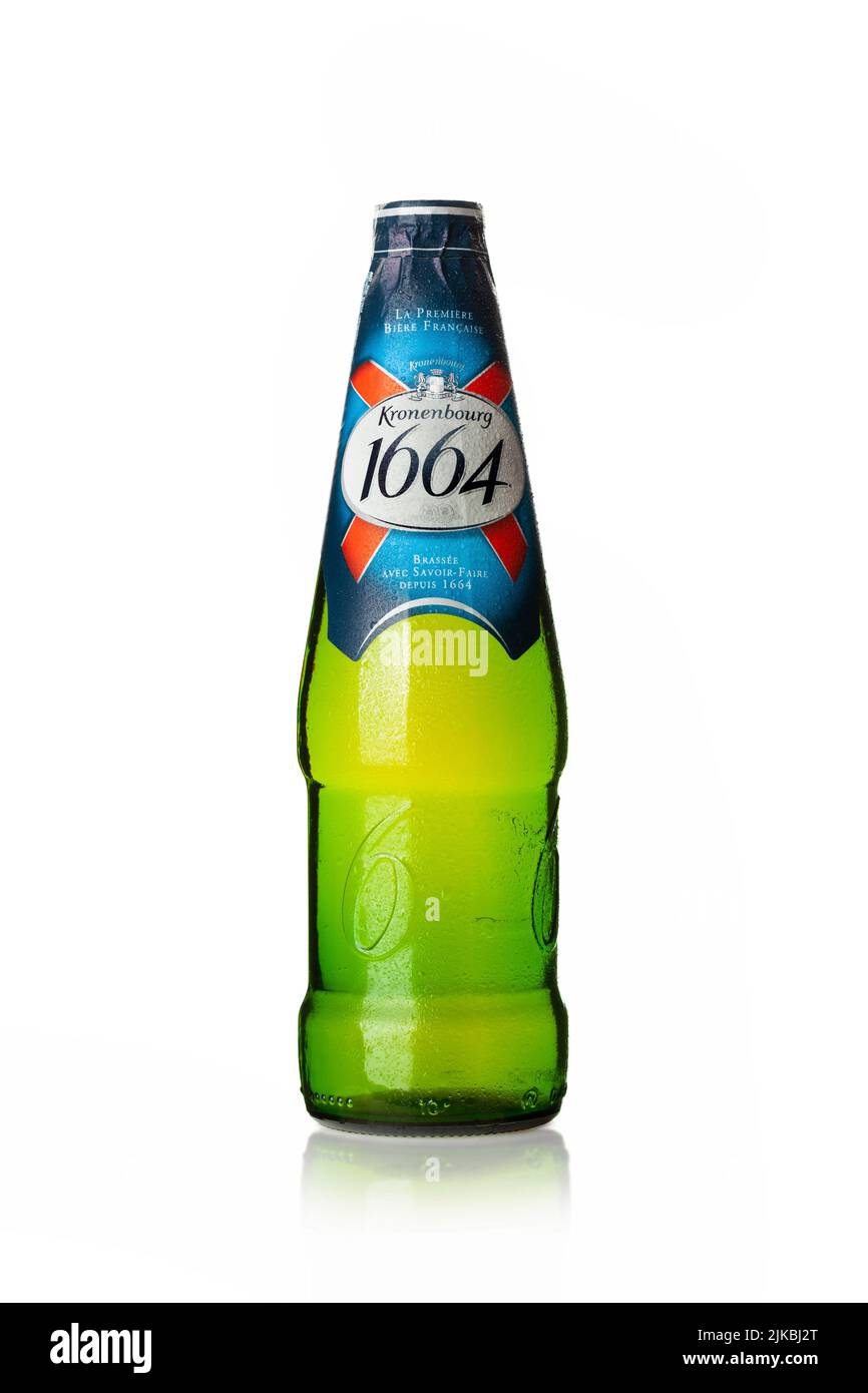 CHISINAU, MOLDAVIA - 24 luglio 2022: Bottiglia fredda di birra Kronenbourg 1664 isolata su sfondo bianco. Una lager pallido al 5,5% è il marchio principale di Kronenbou Foto Stock
