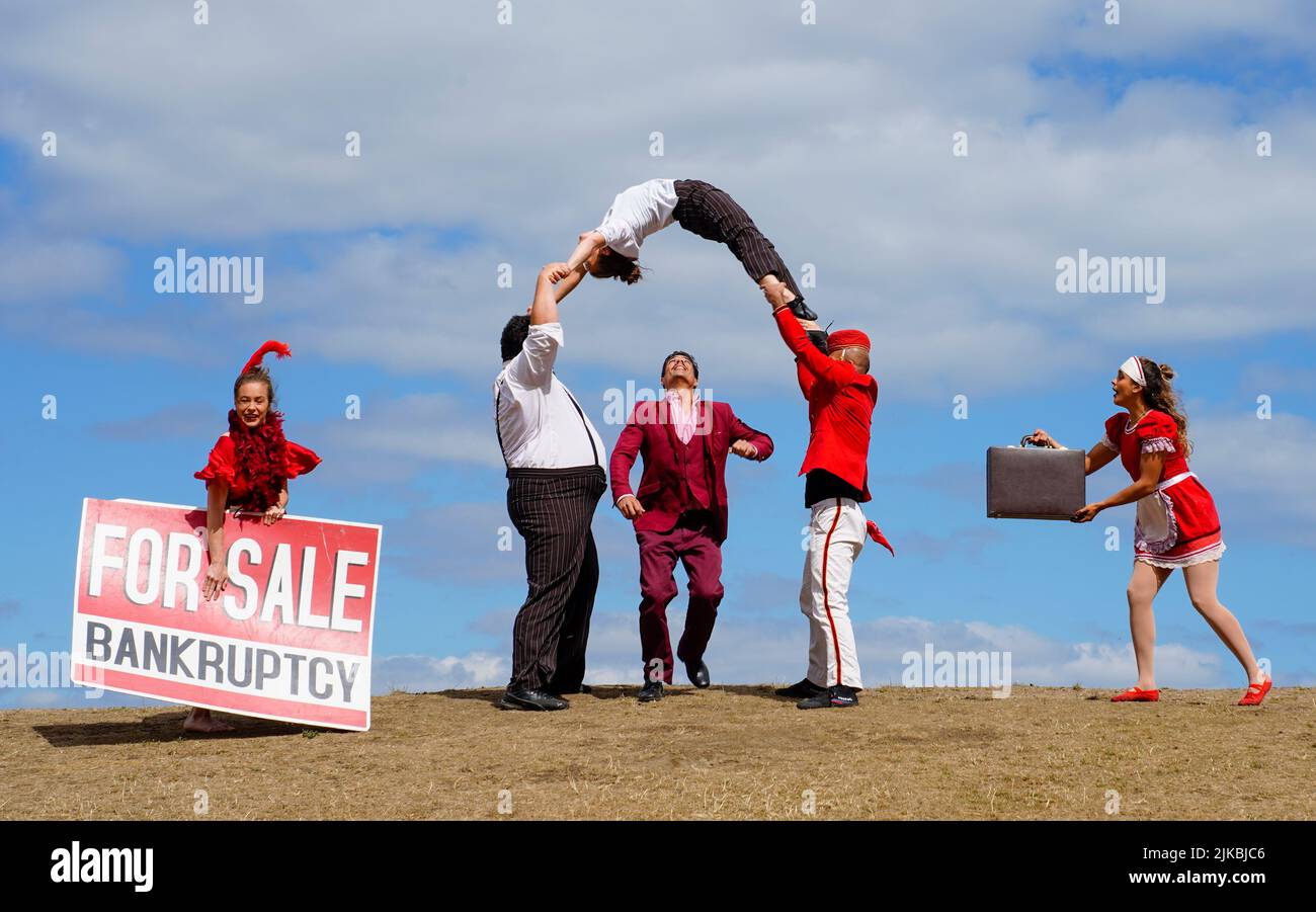 Edimburgo, Scozia, Regno Unito. 1st agosto 2022. I titolari del Guinness World Record, Lost in Translation Circus, si esibiscono su Calton Hill. Questa compagnia di circo eseguirà il divertente e acclamato spettacolo di famiglia Hotel Paradiso al Circus Hub in tutta l'Edinburgh Fringe. Iain Masterton/Alamy Live News Foto Stock