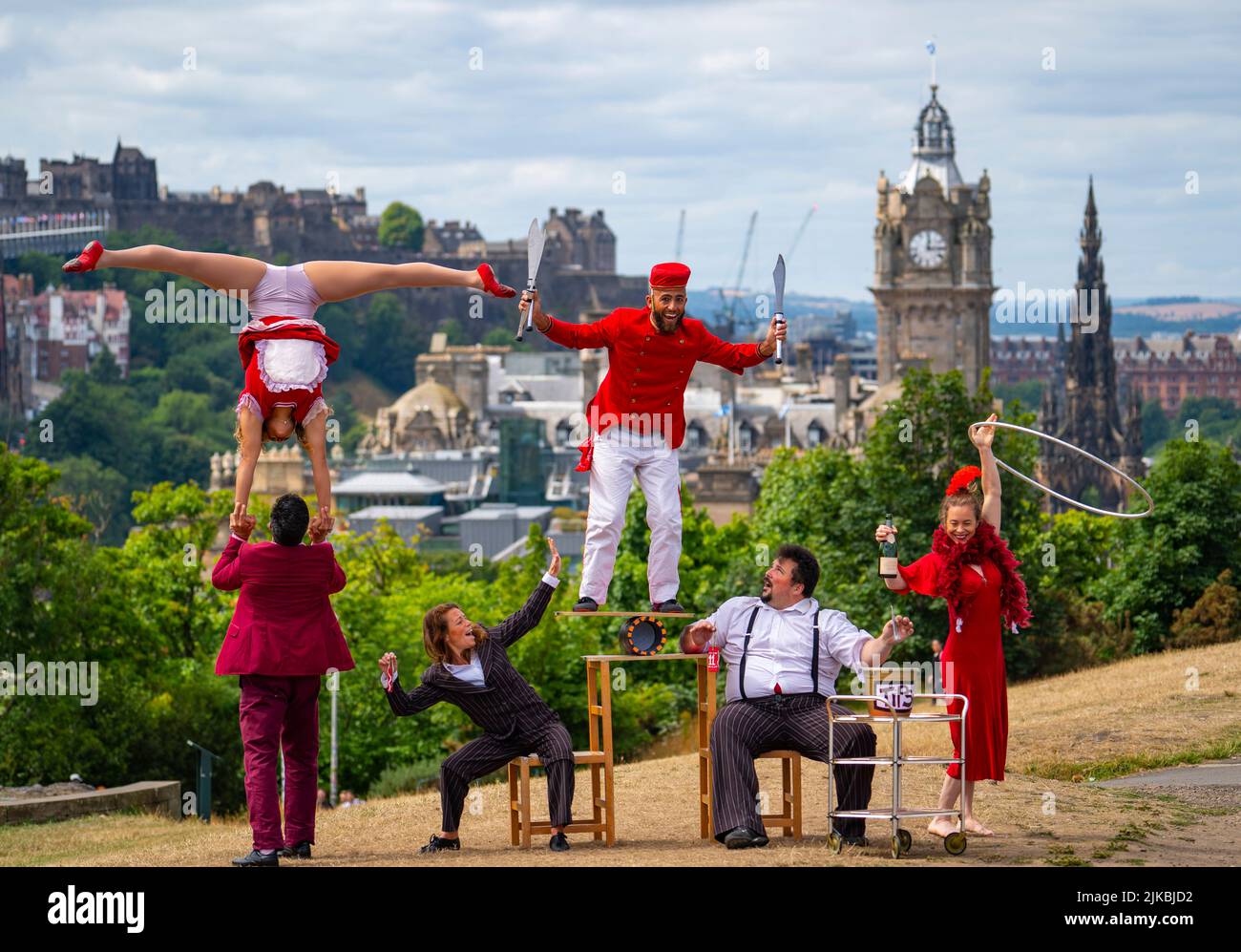 Edimburgo, Scozia, Regno Unito. 1st agosto 2022. I titolari del Guinness World Record, Lost in Translation Circus, si esibiscono su Calton Hill. Questa compagnia di circo eseguirà il divertente e acclamato spettacolo di famiglia Hotel Paradiso al Circus Hub in tutta l'Edinburgh Fringe. Iain Masterton/Alamy Live News Foto Stock