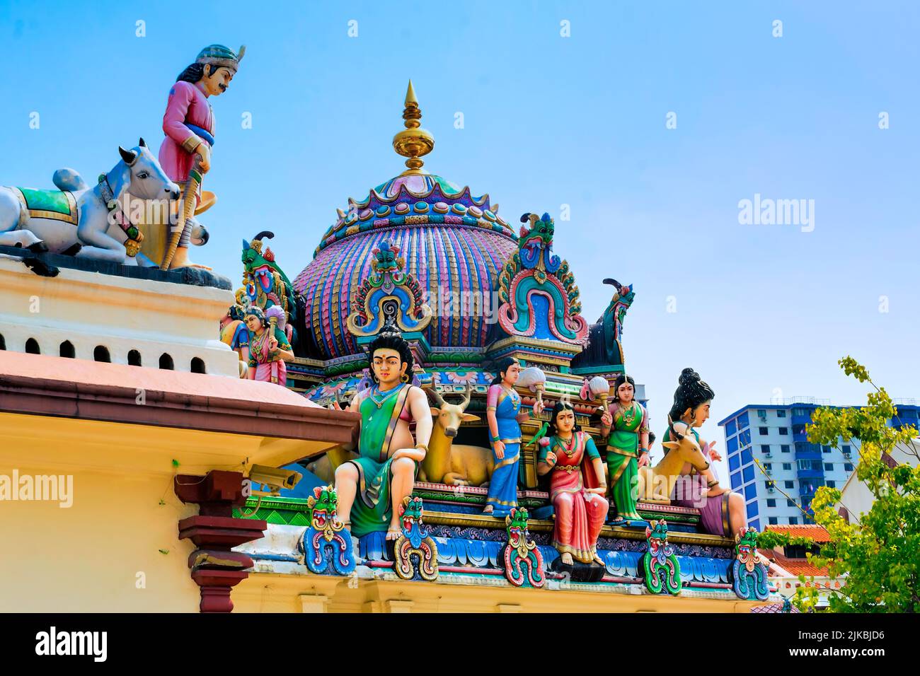 Ornamenti colorati al tempio Indù Sri Mariamman di Singapore Foto Stock