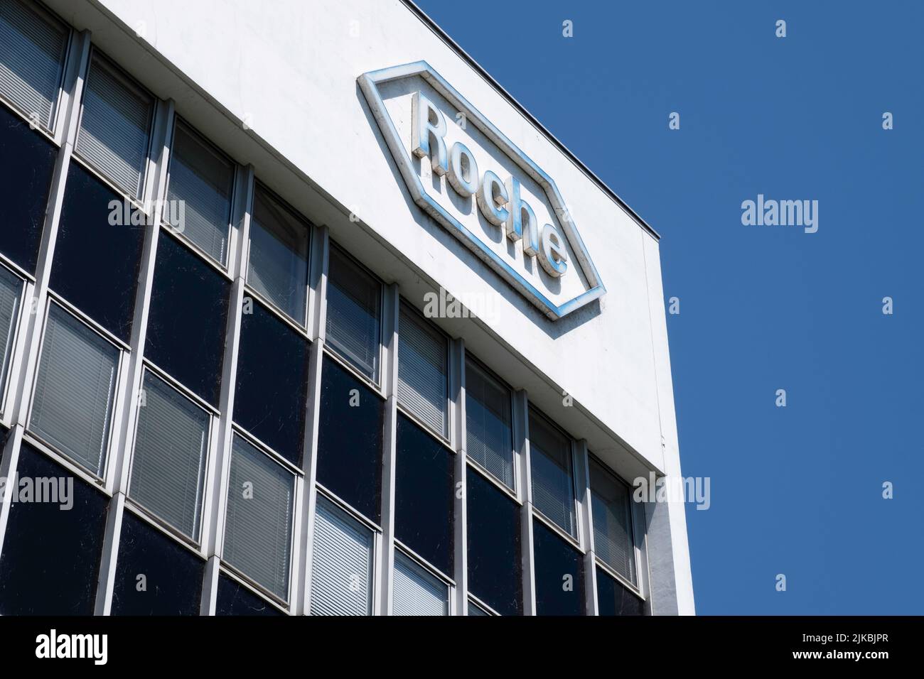 Roche torre e ufficio con al confine del fiume Reno. Hoffmann-la Roche AG è una multinazionale svizzera del settore sanitario con sede a Basilea Foto Stock