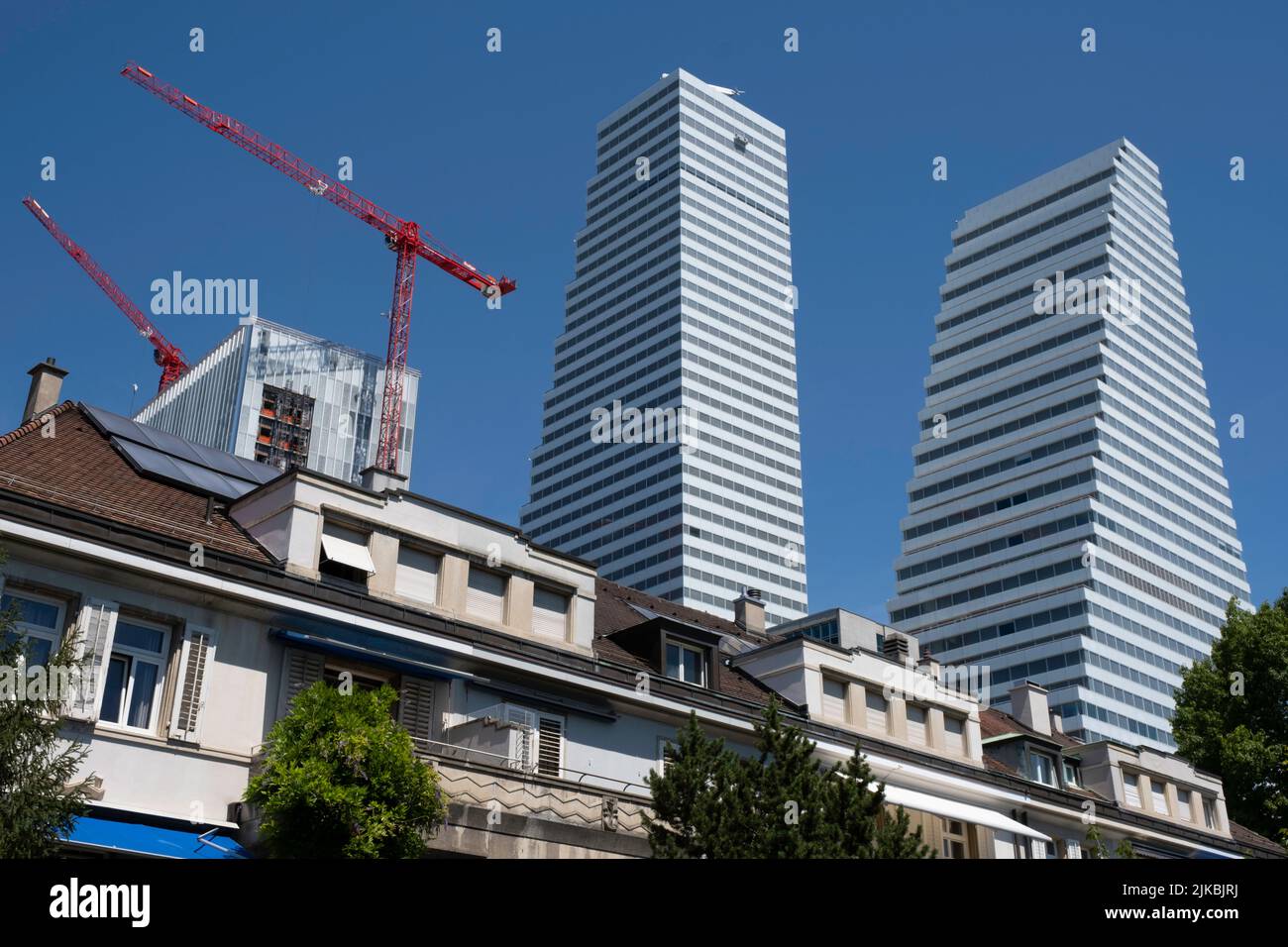 Roche torre e ufficio al confine del fiume Reno. Hoffmann-la Roche AG è una multinazionale svizzera del settore sanitario con sede a Basilea Foto Stock