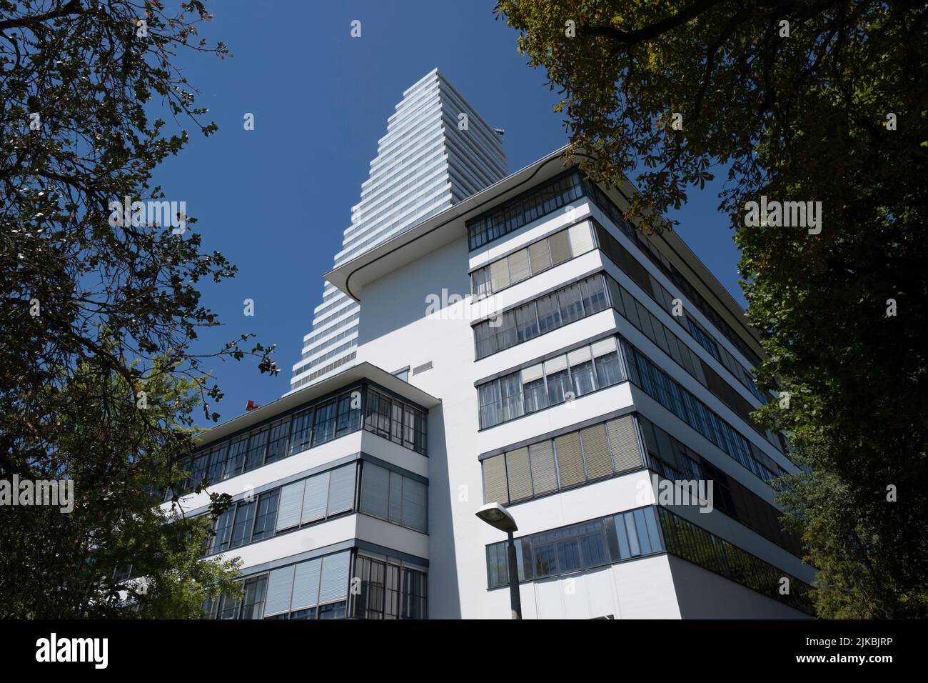 Roche torre e ufficio al confine del fiume Reno. Hoffmann-la Roche AG è una multinazionale svizzera del settore sanitario con sede a Basilea Foto Stock