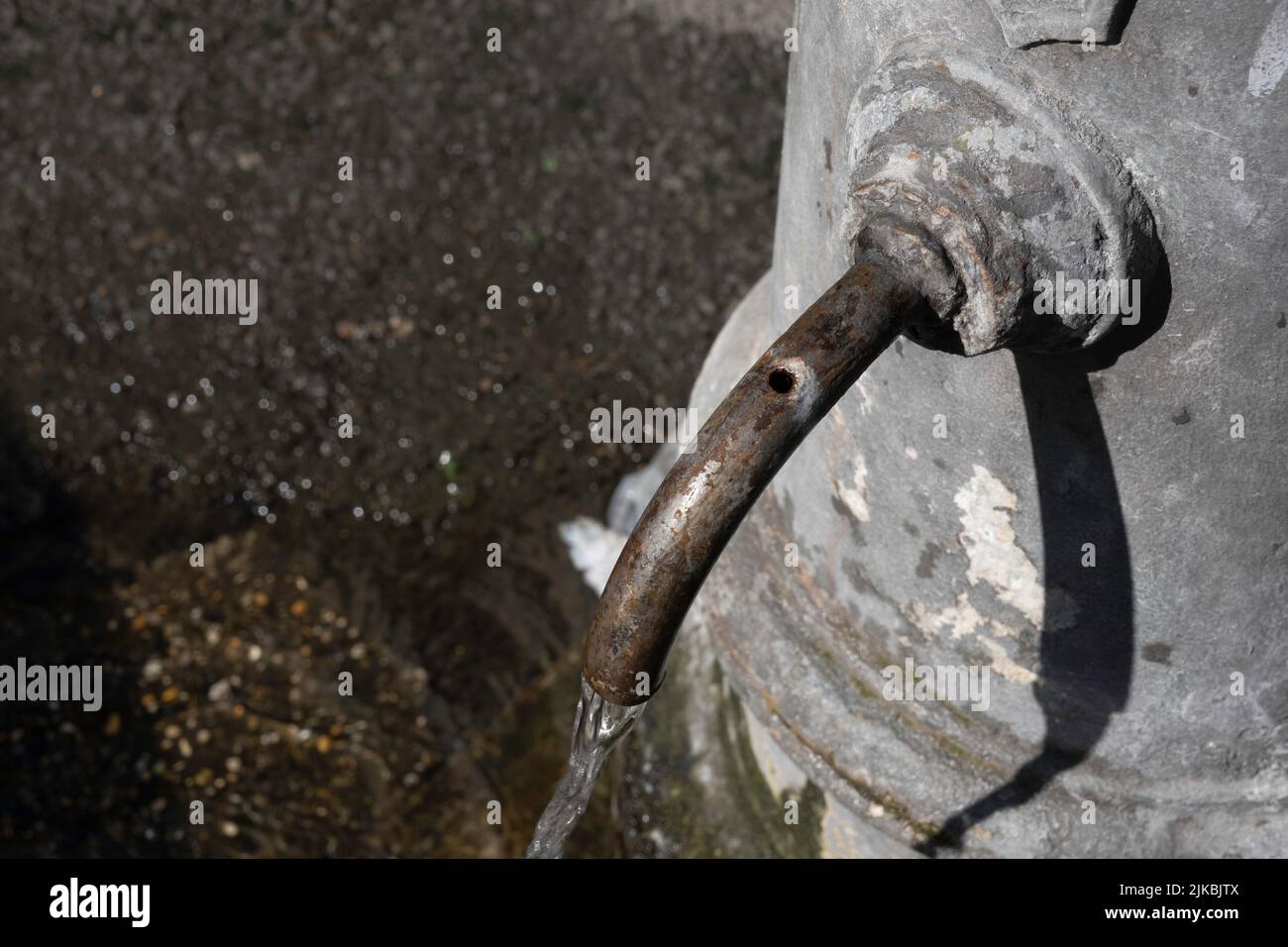 Fontana pubblica, i cosiddetti nasoni, con acqua potabile pulita e fresca a Roma. Ha un foro nel naso, in modo da potete bere facilmente Foto Stock