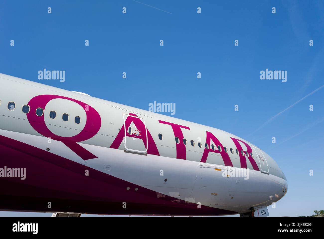 Qatar Airways Boeing 777 Airliner jet plane A7-BEB al Farnborough International Airshow 2022. Logo della compagnia aerea sul lato Foto Stock