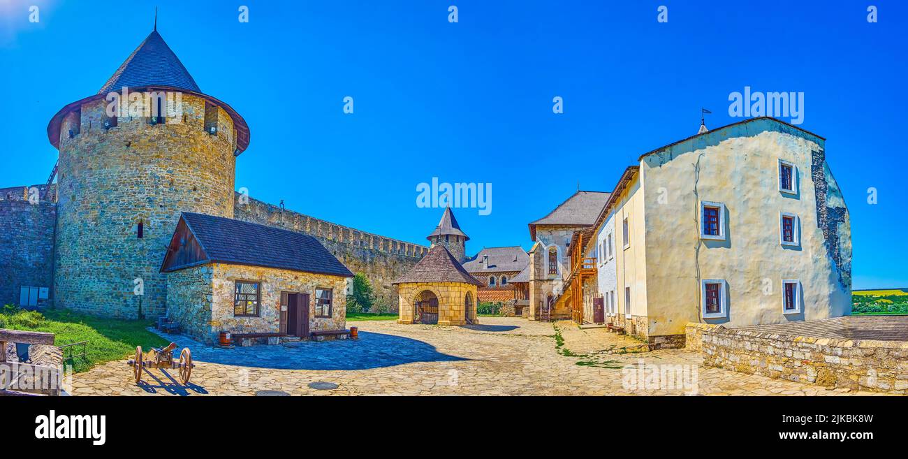 Panorama degli edifici medievali nel cortile della Fortezza di Khotyn, Ucraina Foto Stock