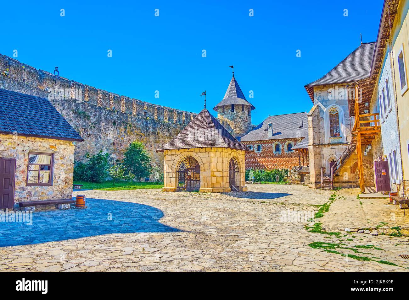 Il pozzo coperto del castello è l'oggetto più significativo, che si trova nel mezzo della Fortezza di Khotyn, Ucraina Foto Stock