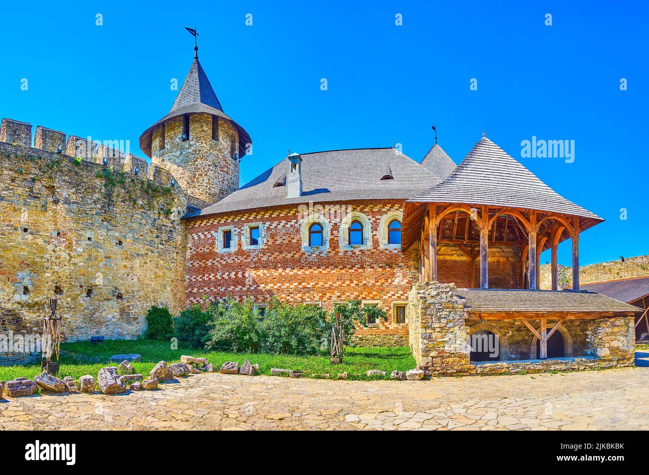 Il medievale Palazzo gotico principesco nel cortile della Fortezza di Khotyn, Ucraina Foto Stock