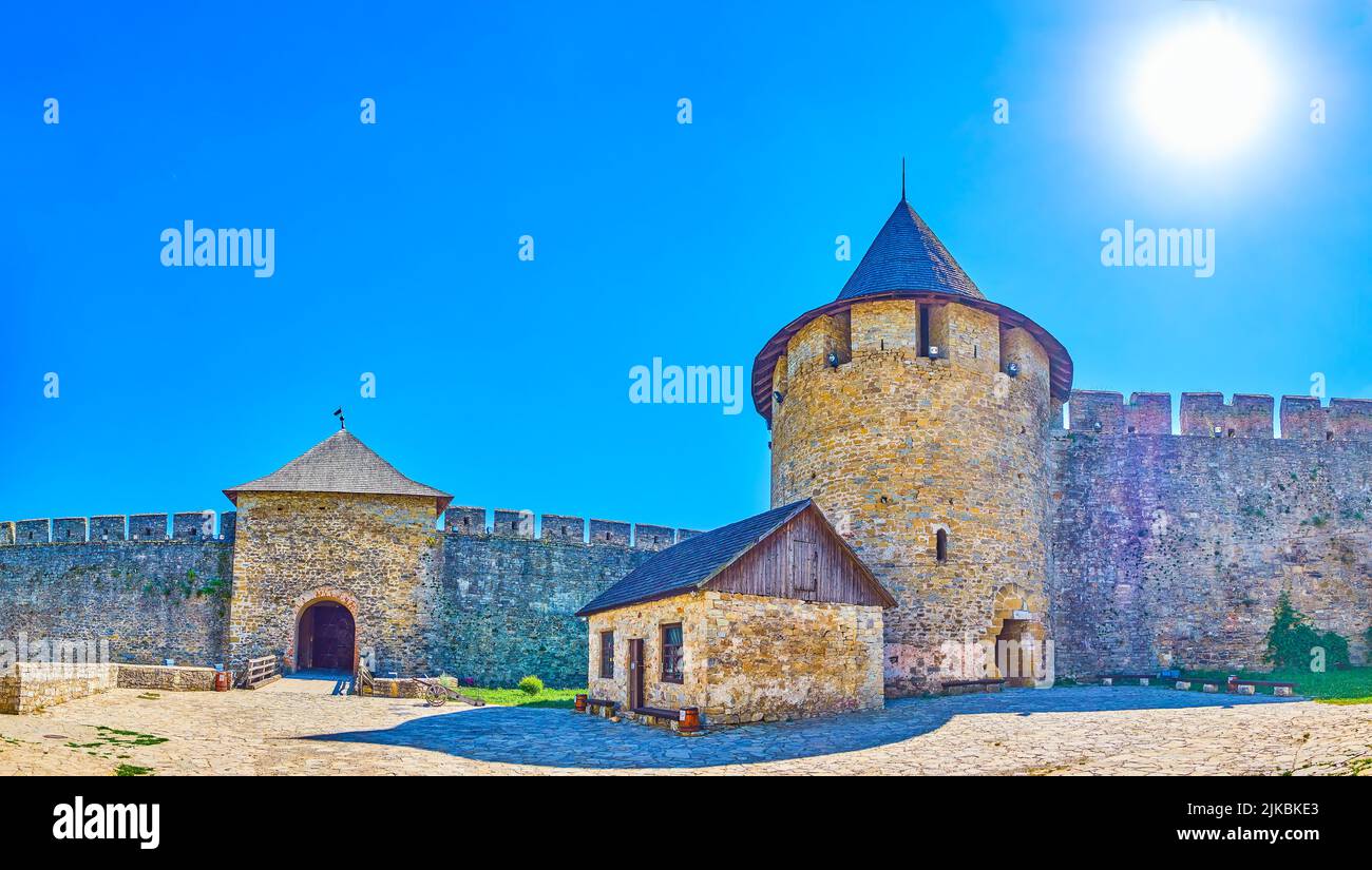Panorama del cortile interno della fortezza medievale di Khotyn con torri e mura di pietra, Ucraina Foto Stock