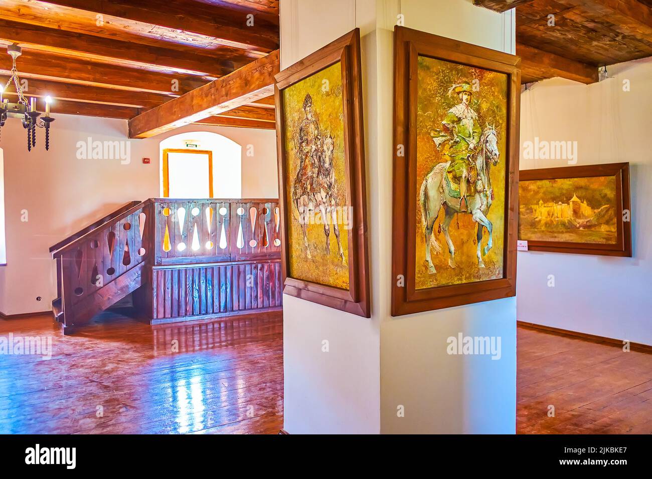 KHOTYN, UCRAINA - 15 LUGLIO 2021: I vecchi dipinti sulle pareti e le colonne nella sala storica della Fortezza di Khotyn, il 15 giugno a Khotyn, Ucraina Foto Stock