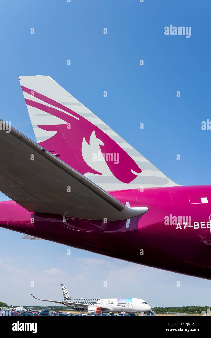 Qatar Airways Boeing 777 Airliner jet plane A7-BEB al Farnborough International Airshow 2022. Logo Oryx sul lato della coda Foto Stock