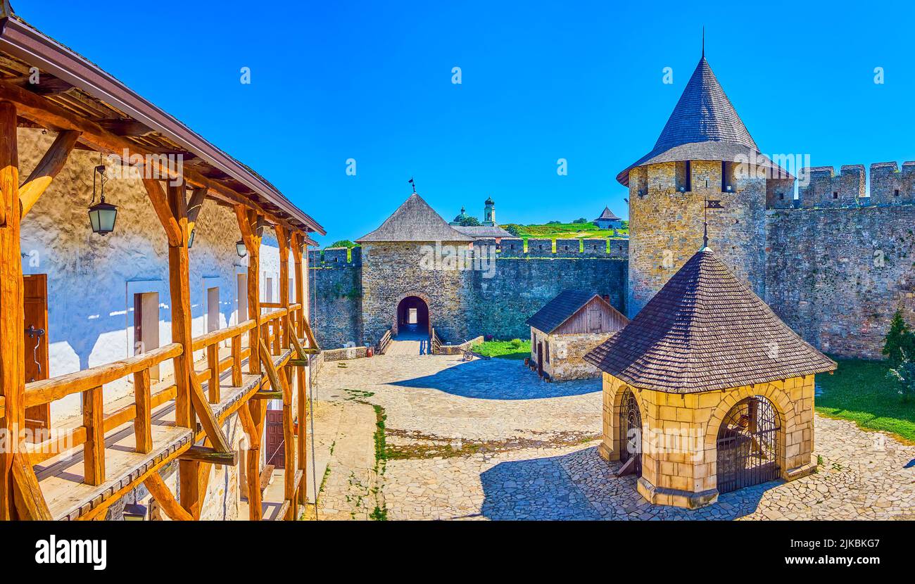 Panorama del cortile della Fortezza di Khotyn, il bell'esempio di fortificazione medievale, Ucraina Foto Stock