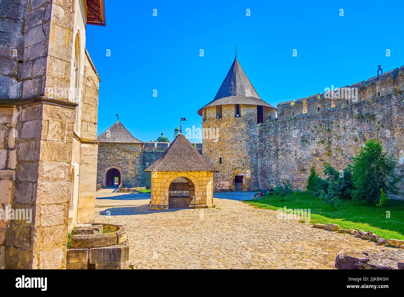 Visitare la fortezza medievale di Khotyn è un ottimo modo per esplorare lo spirito medievale ucraino Foto Stock