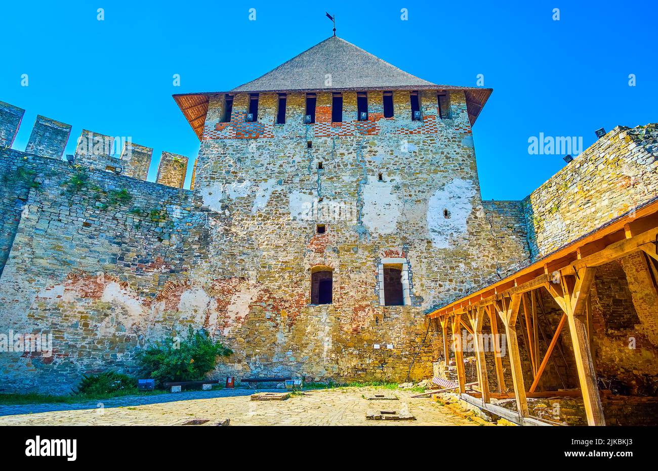 L'enorme pietra North Tower e il cortile medievale della Fortezza di Khotyn, Ucraina Foto Stock
