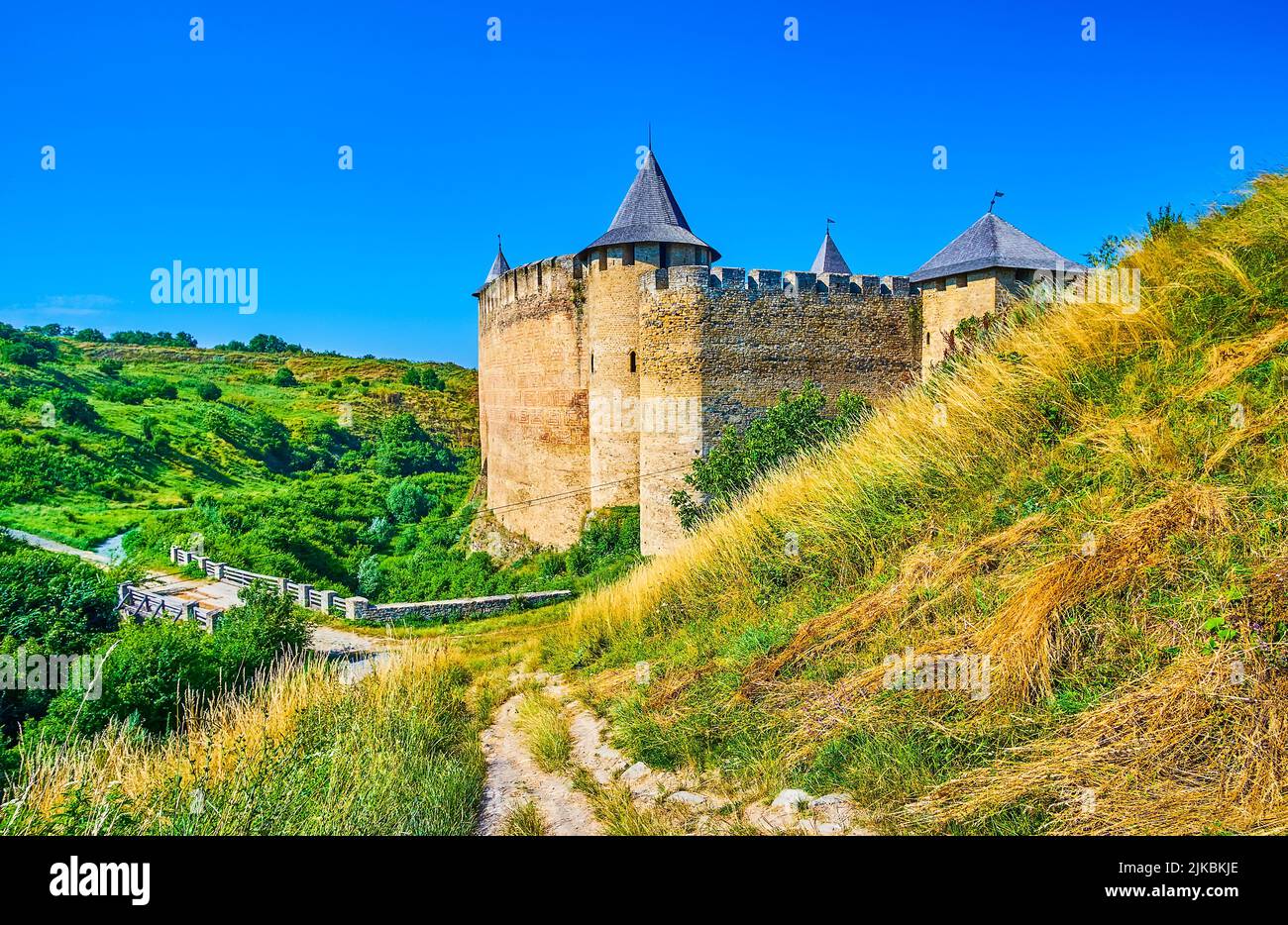 Goditi la passeggiata intorno alla pittoresca fortezza medievale di Khotyn, circondata da dolci colline panoramiche, ricoperte di verde lussureggiante, Ucraina Foto Stock