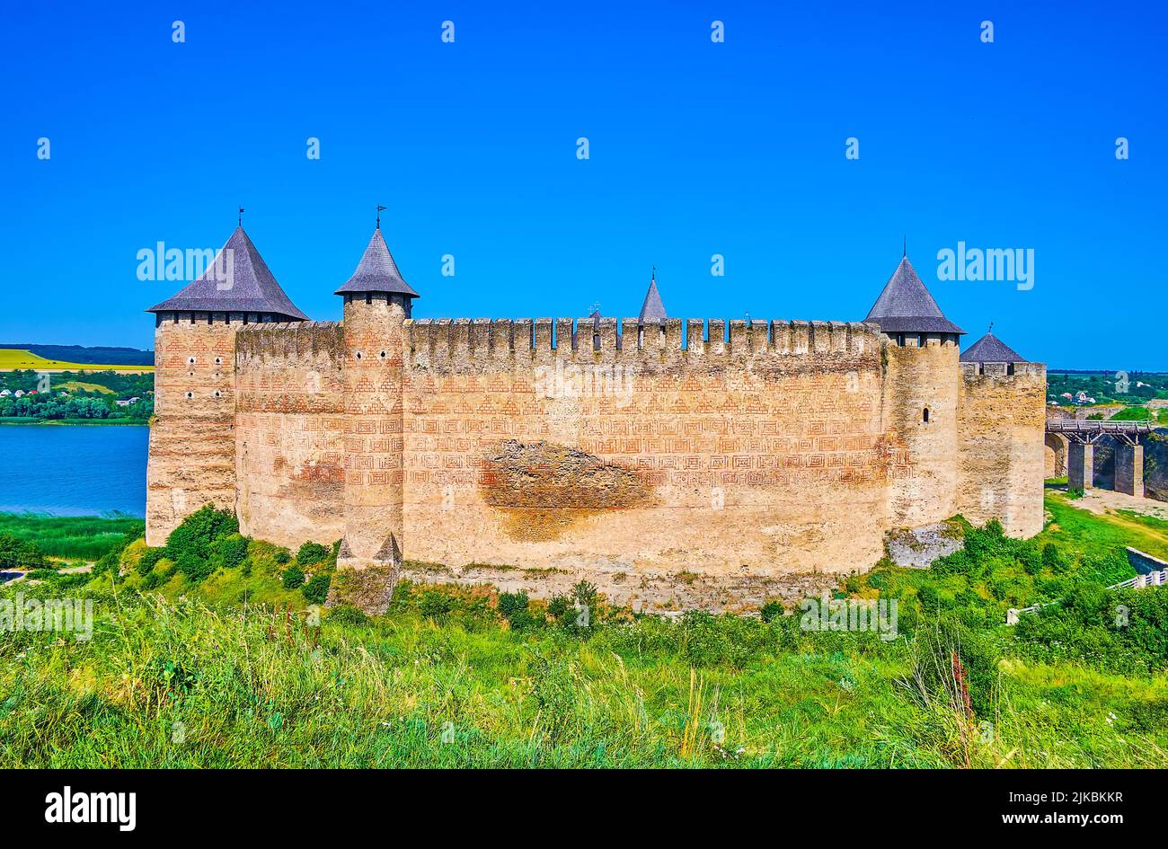 Panorama della fortezza medievale di Khotyn con alte mura e il fiume Dniester sullo sfondo, Ucraina Foto Stock