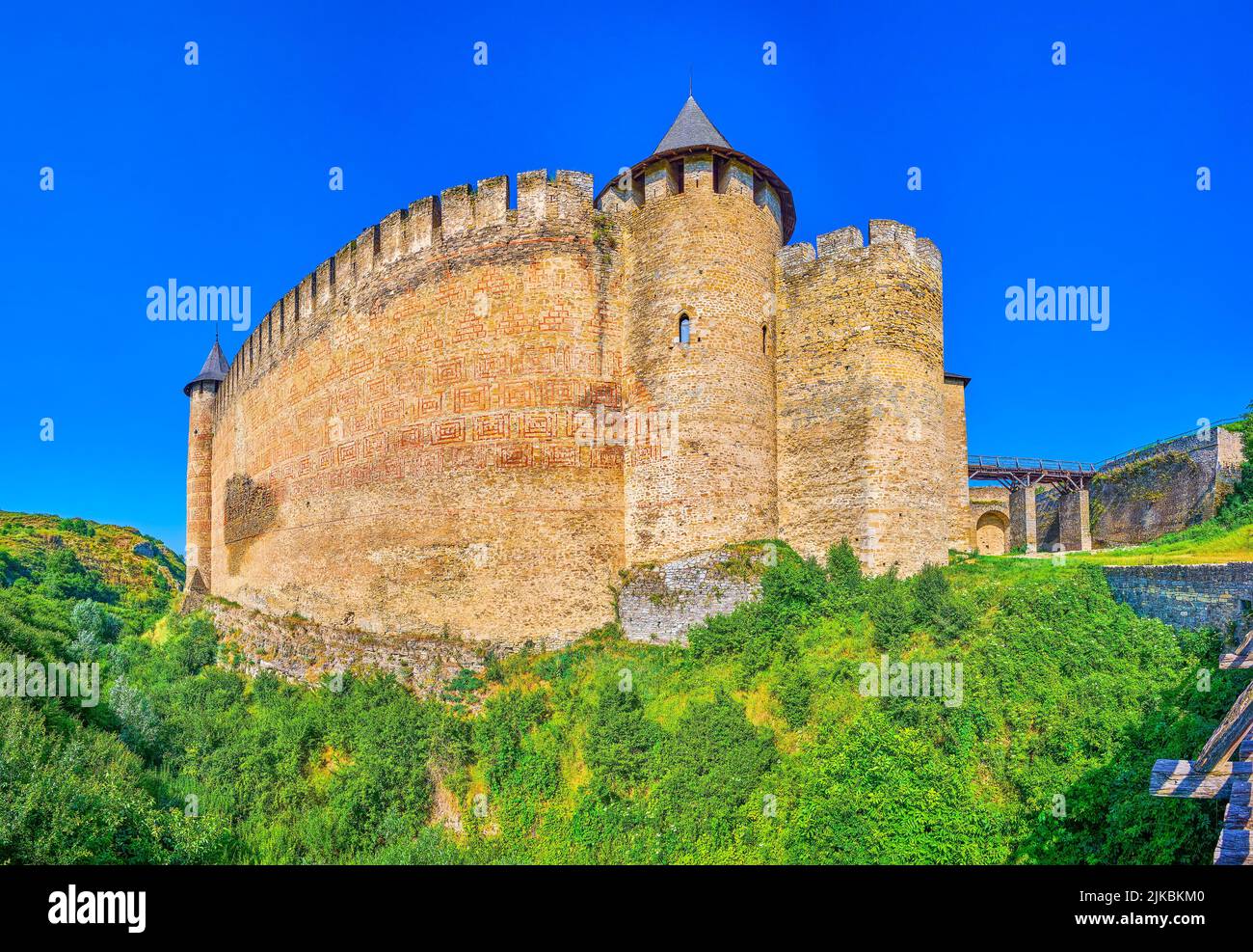 Panorama delle alte mura della Fortezza di Khotyn con ponte di ingresso in legno sullo sfondo, Ucraina Foto Stock
