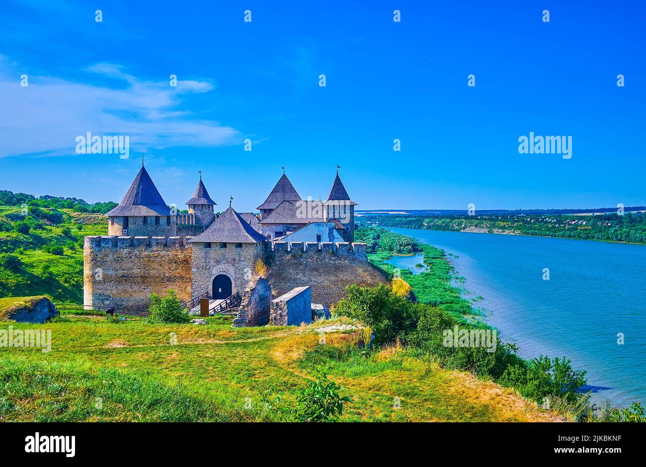 La fortezza medievale di Khotyn sulla collina della riva del fiume Dniester, Ucraina Foto Stock