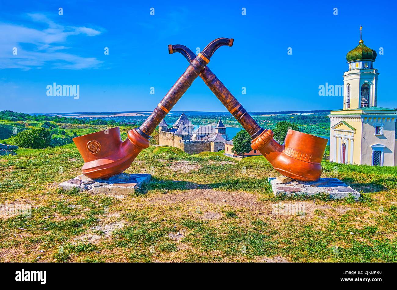 Uno dei luoghi più fotogenici nel complesso della Fortezza di Khotyn situato presso la scultura fumante tubi con castello sullo sfondo, Ucraina Foto Stock