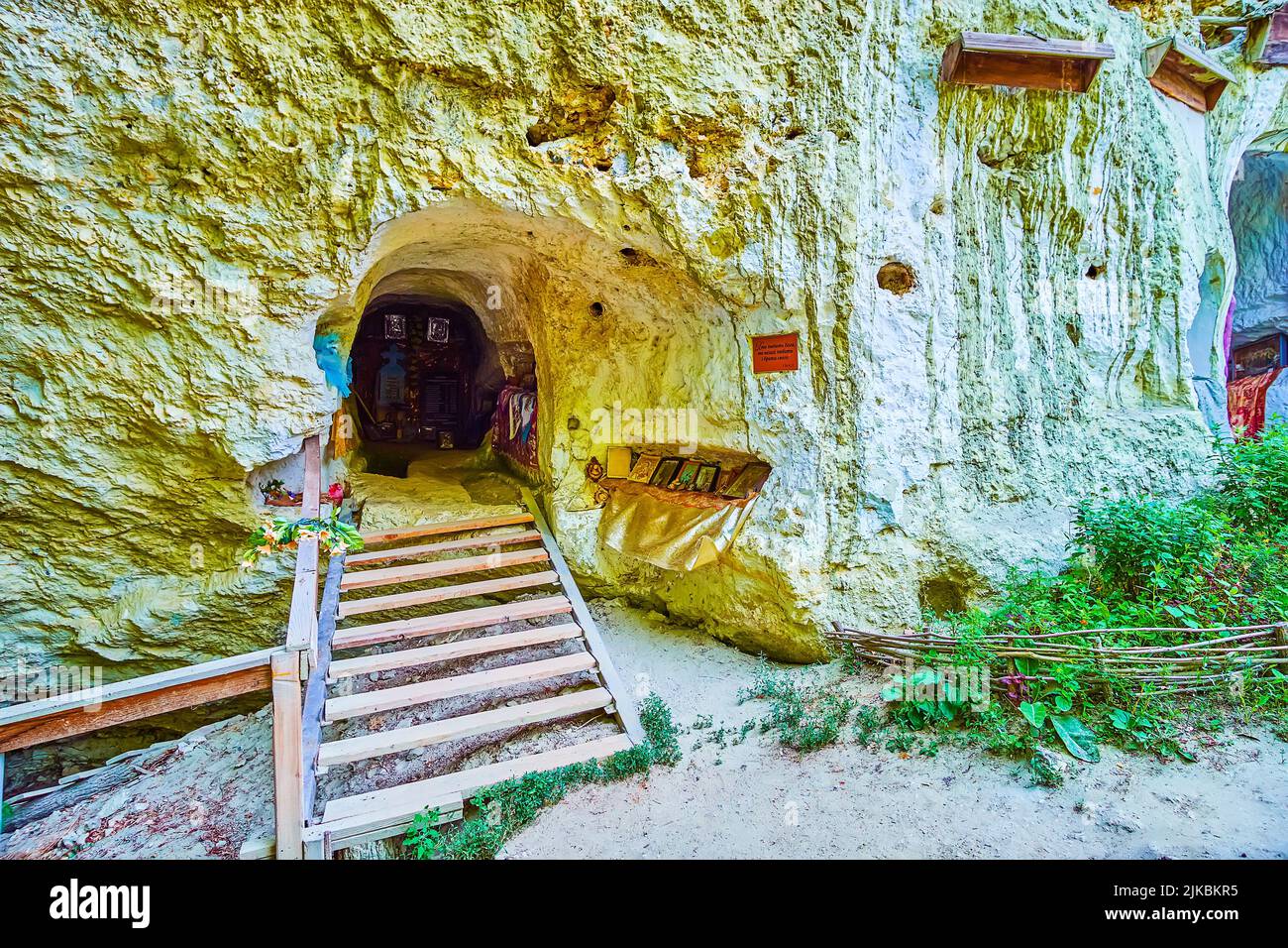 Il piccolo ingresso alla piccola cappella del monastero di Bakota Cave, Bakota, Ucraina Foto Stock