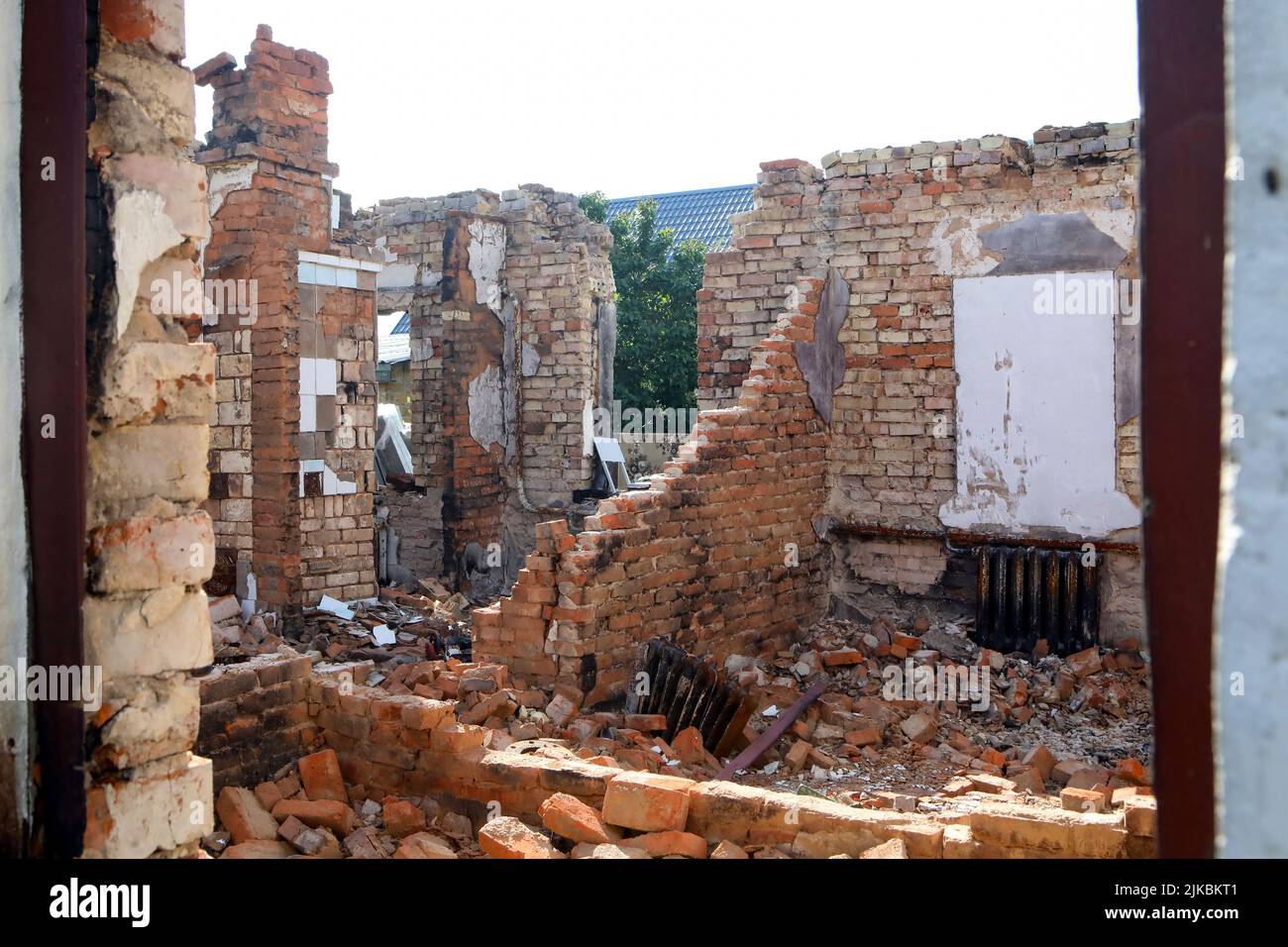 REGIONE DI KYIV, UCRAINA - 31 LUGLIO 2022 - la casa della famiglia Shevchuk nella comunità territoriale di Makariv distrutta a causa di un bombardamento da parte dei russi Foto Stock