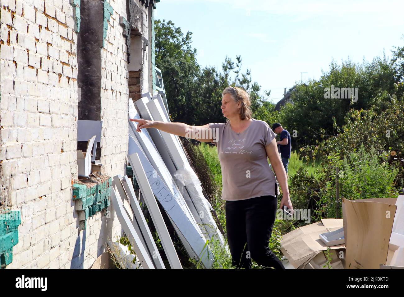 REGIONE DI KIEV, UCRAINA - 31 LUGLIO 2022 - Olena Shevchuk, residente della comunità territoriale di Makariv, mostra intorno alla sua casa distrutta come risultato o Foto Stock