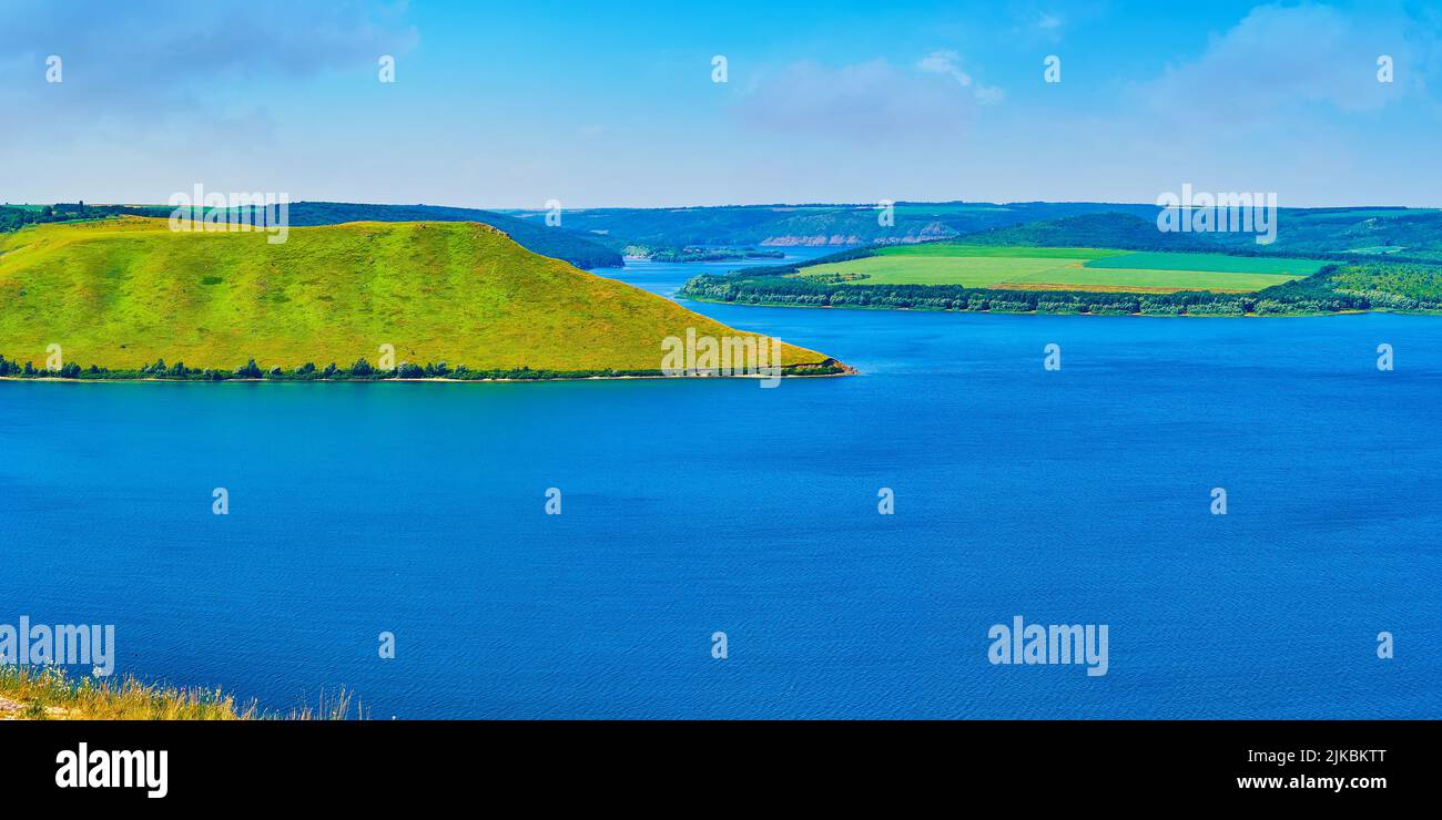 Bakota Bay con le sue rive collinari del fiume Dniester è il luogo più pittoresco nel Parco Nazionale Naturale di Podilski Tovtry, regione di Khmelnytskyi Ukrai Foto Stock