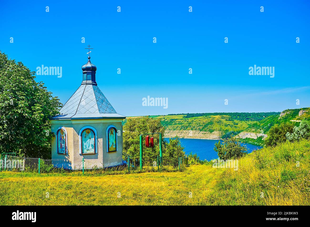 La piccola cappella o Subic grotta Moinadutry sulla riva collinare del fiume Dniester a piccolo villaggio Subic, Ucraina Foto Stock
