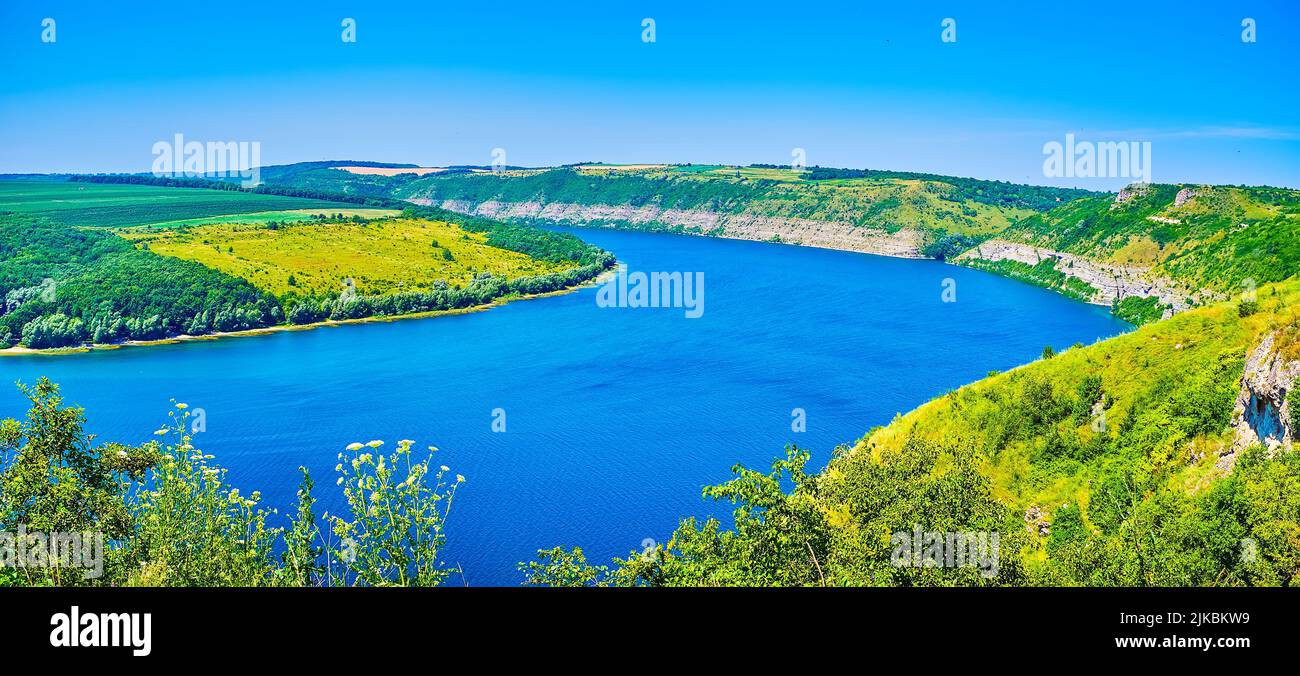 Paesaggio del Parco Nazionale di Podilski Tovtry con il tortuoso fiume Dniester e le sue rive collinari, Ucraina Foto Stock