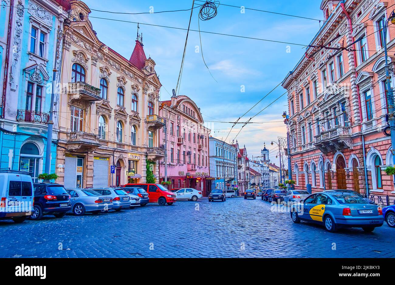 CHERNIVTSI, UCRAINA - 15 LUGLIO 2021: Passeggiata serale nella città vecchia in dintorni di edifici storici, il 15 luglio a Chernivtsi, Ucraina Foto Stock