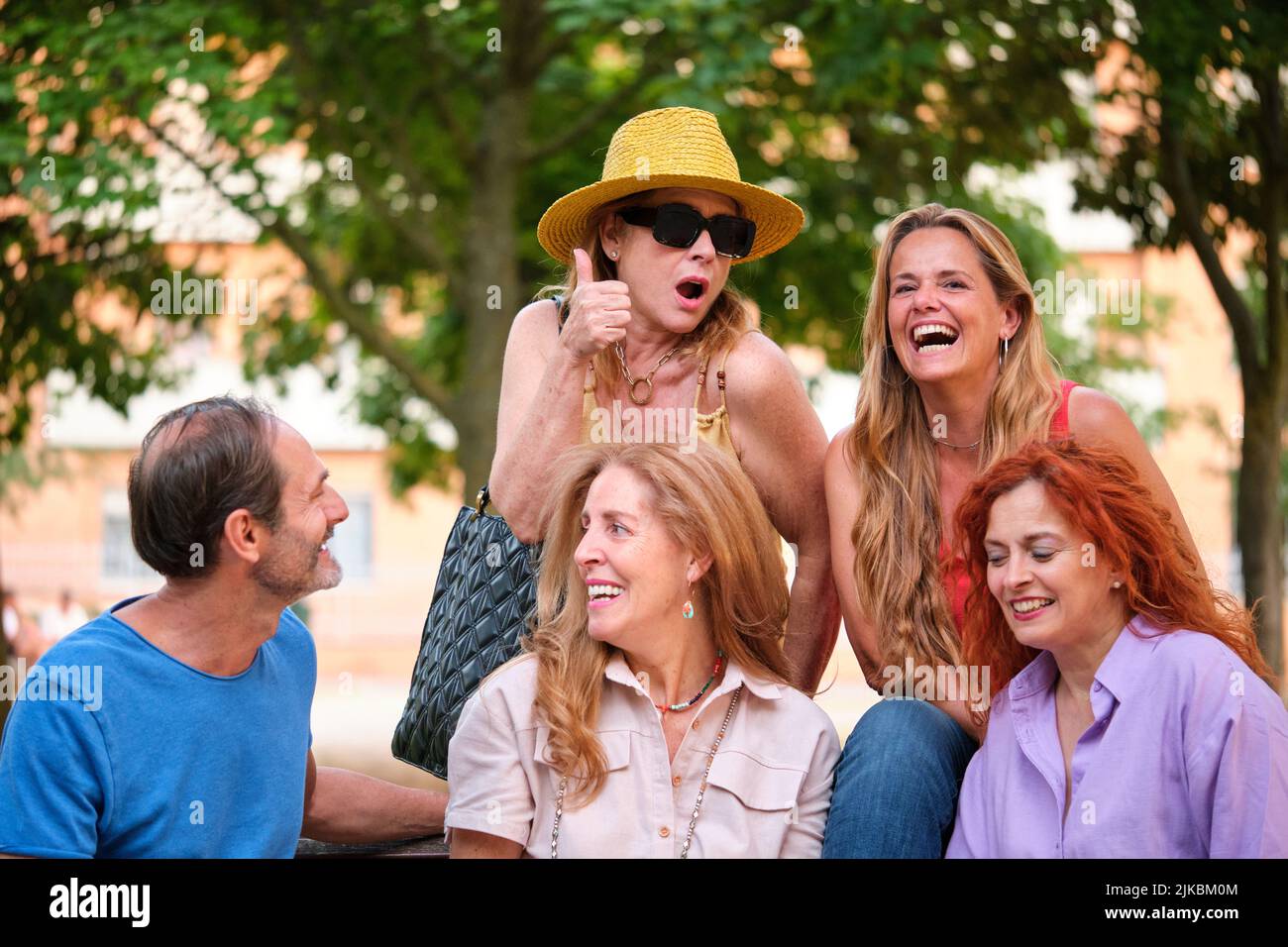 Cinque adulti maturi che si divertono in un parco. Foto Stock