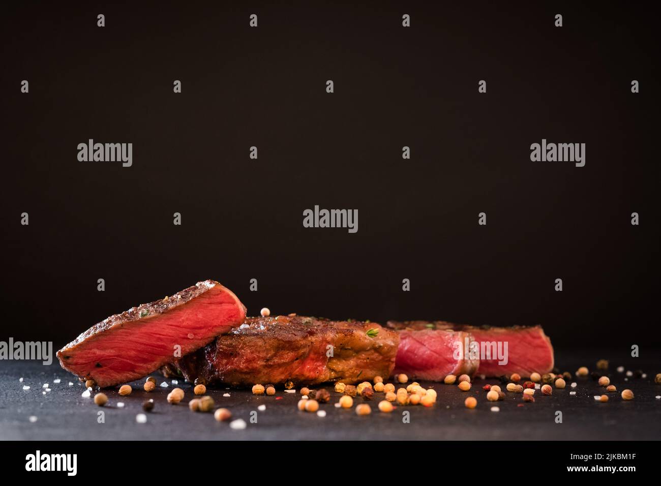ricetta di carne arrosto rara bistecca spezie sfondo Foto Stock