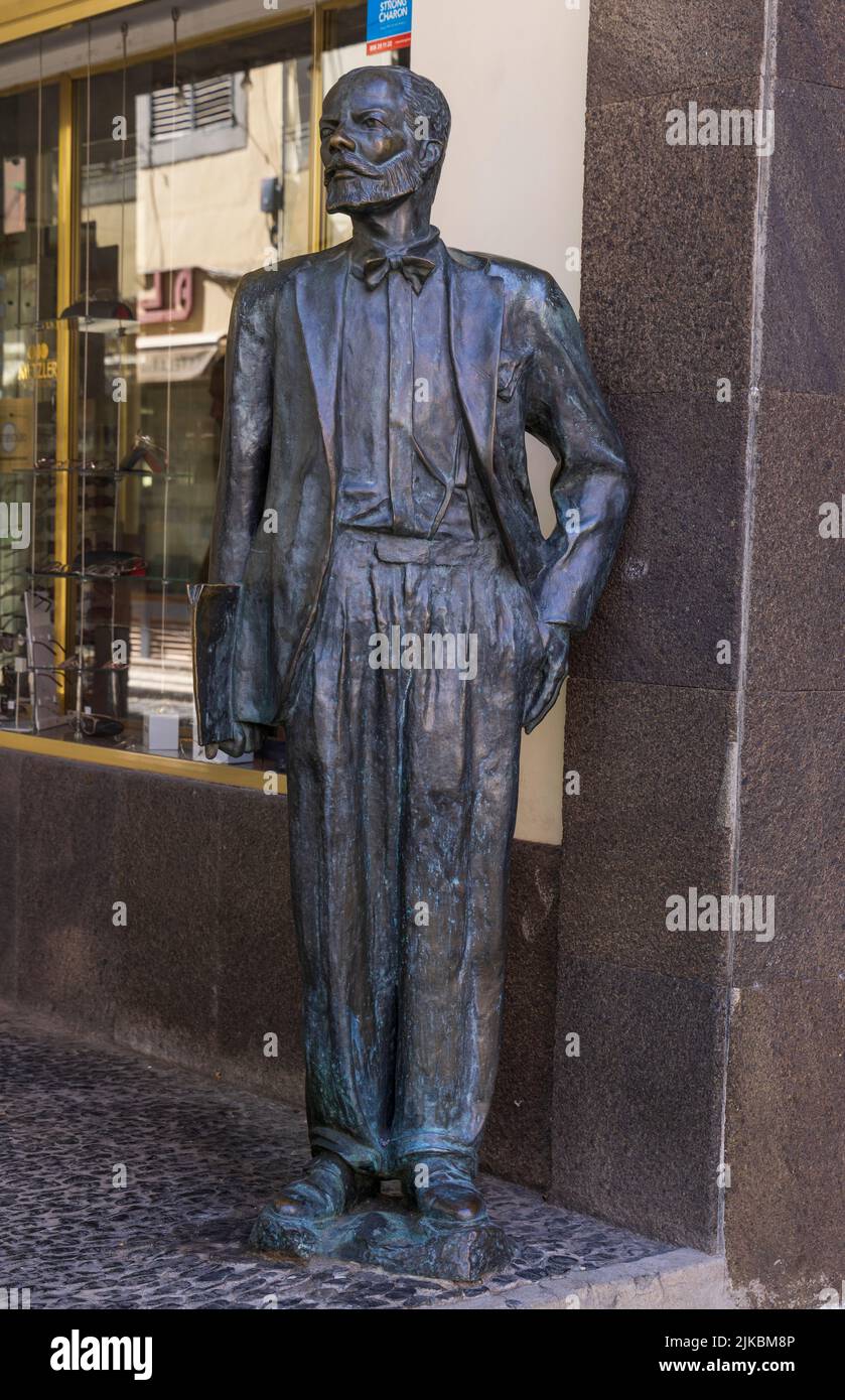 Statua bronzea dell'autore portoghese Joaquim Guilherme Gomes Coelho (Júlio Diniz) a Rua da Carreira, Funchal, Madeira Foto Stock