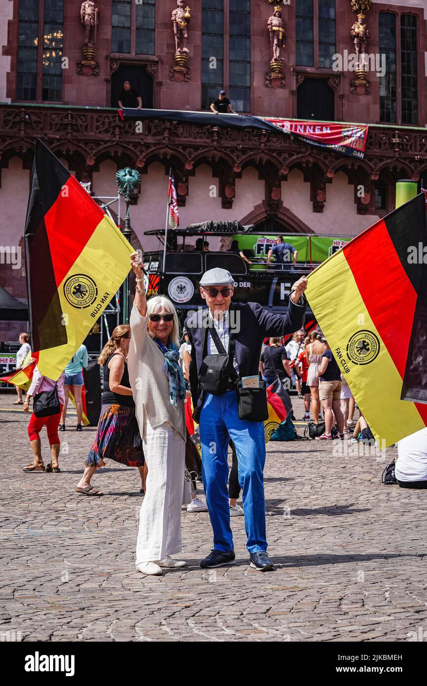 Francoforte, Germania. 01st ago 2022. Tifosi con bandiere durante la ricezione della nazionale tedesca delle donne dopo l'euro delle donne UEFA in Inghilterra al Roemerberg a Francoforte sul meno, Germania. (Foto: Norina Toenges/Sports Press Photo/C - UN'ORA DI SCADENZA - ATTIVA FTP SOLO SE LE IMMAGINI HANNO MENO DI UN'ORA - Alamy) credito: SPP Sport Press Photo. /Alamy Live News Foto Stock