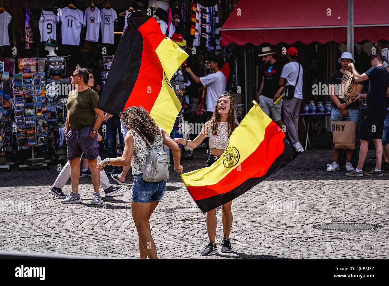 Francoforte, Germania. 01st ago 2022. Tifosi con bandiere durante la ricezione della nazionale tedesca delle donne dopo l'euro delle donne UEFA in Inghilterra al Roemerberg a Francoforte sul meno, Germania. (Foto: Norina Toenges/Sports Press Photo/C - UN'ORA DI SCADENZA - ATTIVA FTP SOLO SE LE IMMAGINI HANNO MENO DI UN'ORA - Alamy) credito: SPP Sport Press Photo. /Alamy Live News Foto Stock