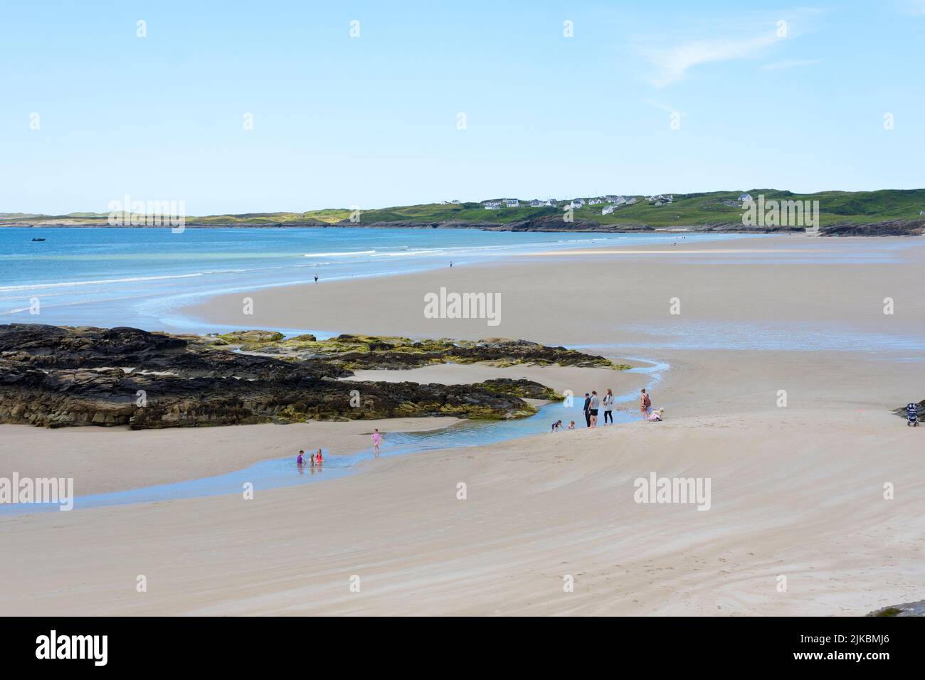 Persone sulla spiaggia di Trawmore Strand vicino a Rosbeg, County Donegal, Irlanda. Sulla costa Wild Atlantic Way dell'oceano Foto Stock