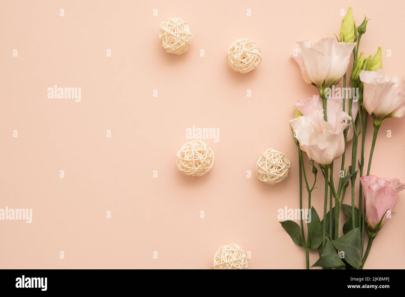 fiori decorazione impostazione piatto sfondo floreale Foto Stock