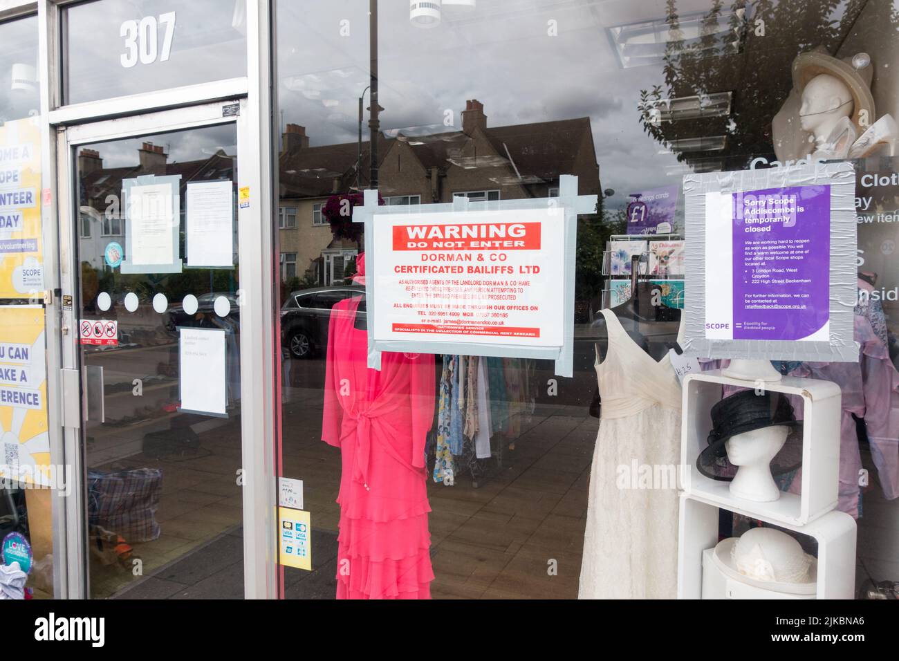 Avviso di salvataggio sulla finestra di un negozio Foto Stock