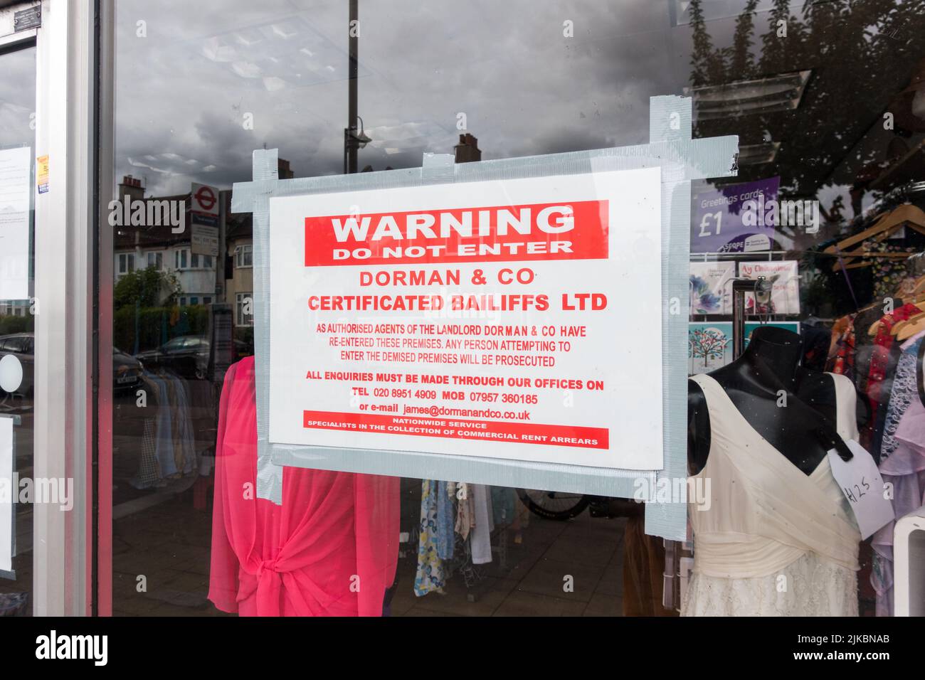 Avviso di salvataggio sulla finestra di un negozio Foto Stock