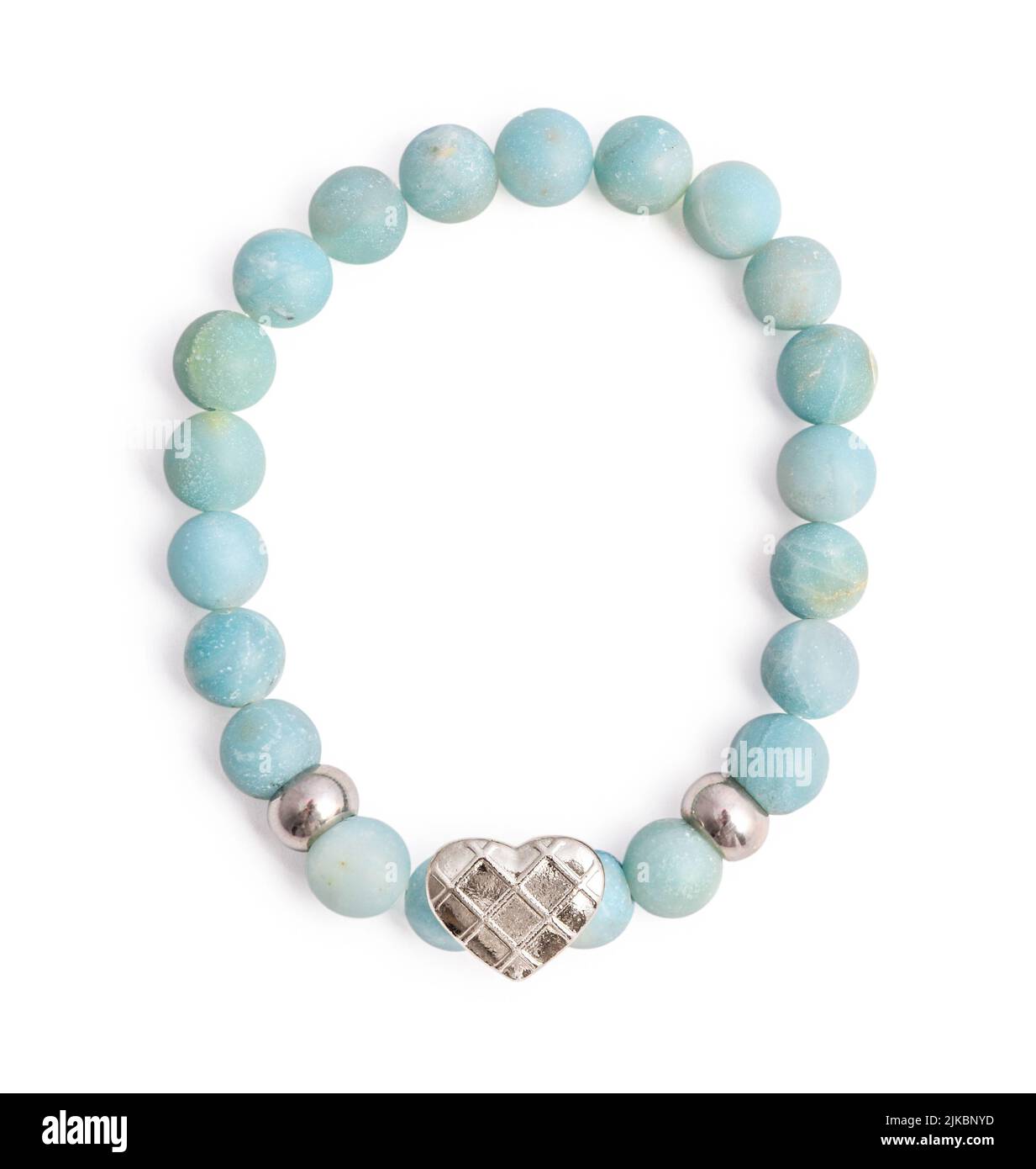 Belle perle di pietra amazzonica o amazzonica in bracciale isolato su sfondo bianco, percorso di taglio incluso Foto Stock