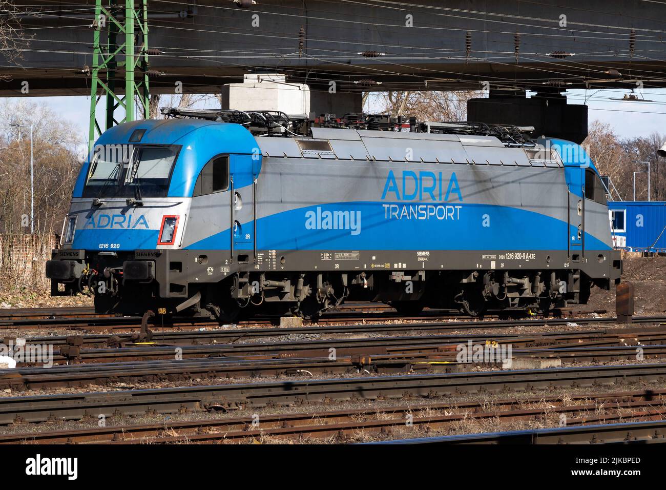 Budapest, Ungheria - 13 marzo 2021: Trasporto ferroviario internazionale. Treno locomotiva alla stazione. Trasporto ferroviario globale e spedizione. Foto Stock