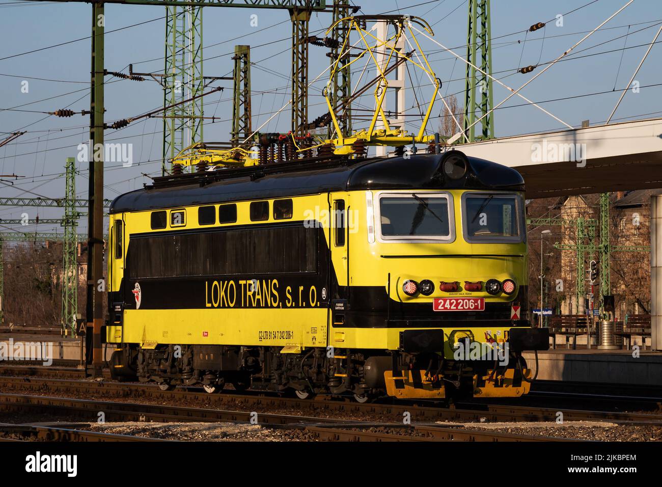 Budapest, Ungheria - 28 febbraio 2021: Trasporto ferroviario internazionale. Treno locomotiva alla stazione. Trasporto ferroviario globale e spedizione. Foto Stock