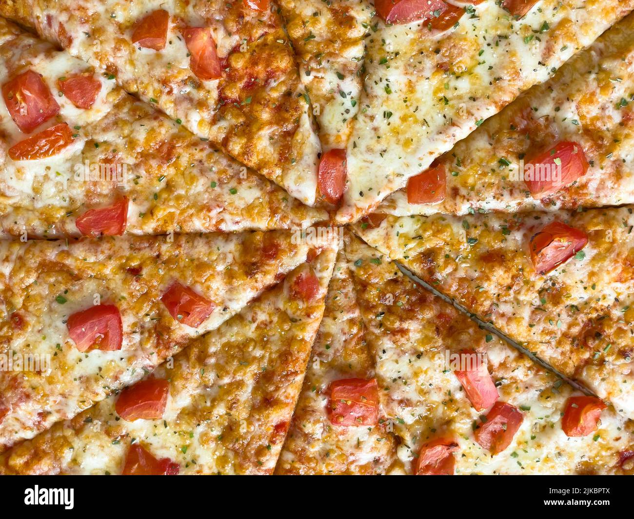Primo piano pizza peperoni su isolato bianco in vista dall'alto Foto Stock