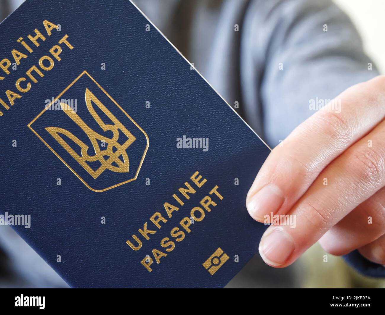 Passaporto biometrico ucraino straniero in mano, primo piano. Foto Stock