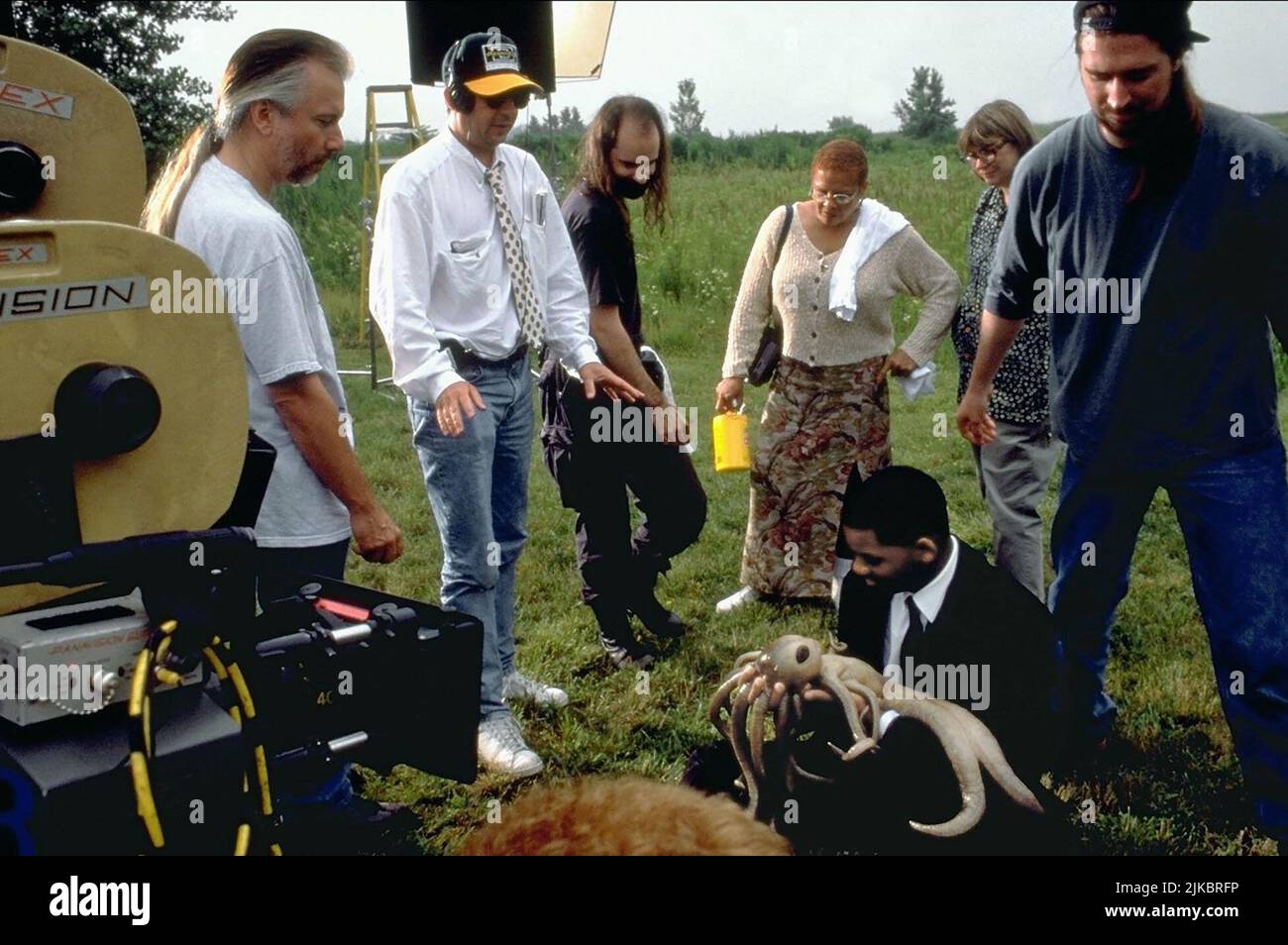 Rick Baker, Barry Sonnenfeld, Aaron Sims & Will Smith Film: Men in Black (USA 1997) personaggi: , E James Edwards regista: Barry Sonnenfeld 02 luglio 1997 **AVVISO** questa fotografia è solo per uso editoriale ed è il copyright delle IMMAGINI COLUMBIA e/o del fotografo assegnato dalla Film or Production Company e può essere riprodotta solo da pubblicazioni in concomitanza con la promozione del suddetto Film. È richiesto un credito obbligatorio per LE IMMAGINI COLUMBIA. Il fotografo deve essere accreditato anche quando è noto. Nessun uso commerciale può essere concesso senza autorizzazione scritta da parte del Film Comp Foto Stock