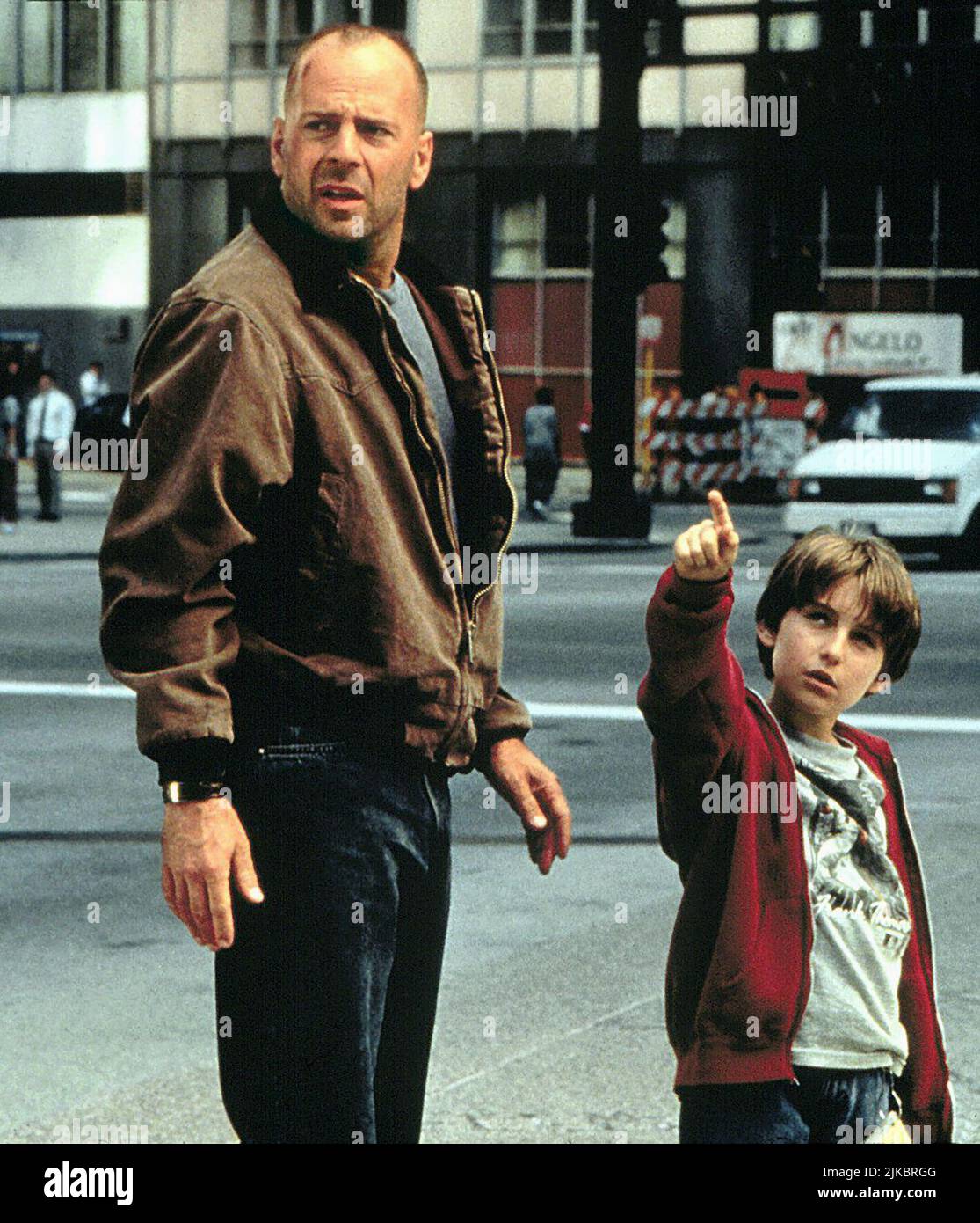 Bruce Willis & Miko Hughes Film: Mercury Rising (1998) personaggi: Art Jeffries & Simon regista: Harold Becker 01 Aprile 1998 **ATTENZIONE** questa foto è solo per uso editoriale ed è il copyright di UNIVERSAL e/o del fotografo assegnato dalla Film o dalla Società di produzione e può essere riprodotto solo da pubblicazioni in concomitanza con la promozione del suddetto Film. È richiesto un credito obbligatorio per UNIVERSAL. Il fotografo deve essere accreditato anche quando è noto. Nessun uso commerciale può essere concesso senza l'autorizzazione scritta della Film Company. Foto Stock