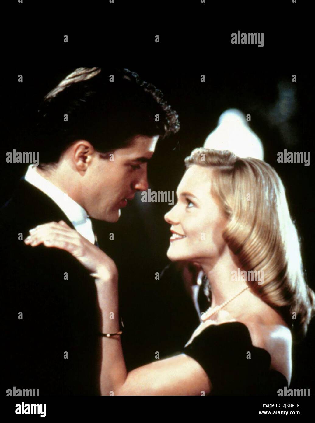 Brendan Fraser & Amy Locane Film: School Ties (USA 1982) personaggi: David Greene & Sally Wheeler regista: Robert Mandel 18 Settembre 1992 **ATTENZIONE** questa foto è solo per uso editoriale ed è il copyright di IMMAGINI DI PRIMARIA IMPORTANZA e/o il fotografo assegnato dalla Film o Società di produzione e può essere riprodotto solo da pubblicazioni in concomitanza con la promozione del suddetto Film. È necessario un credito obbligatorio per LE IMMAGINI DI IMPORTANZA FONDAMENTALE. Il fotografo deve essere accreditato anche quando è noto. Nessun uso commerciale può essere concesso senza l'autorizzazione scritta della Film Company. Foto Stock