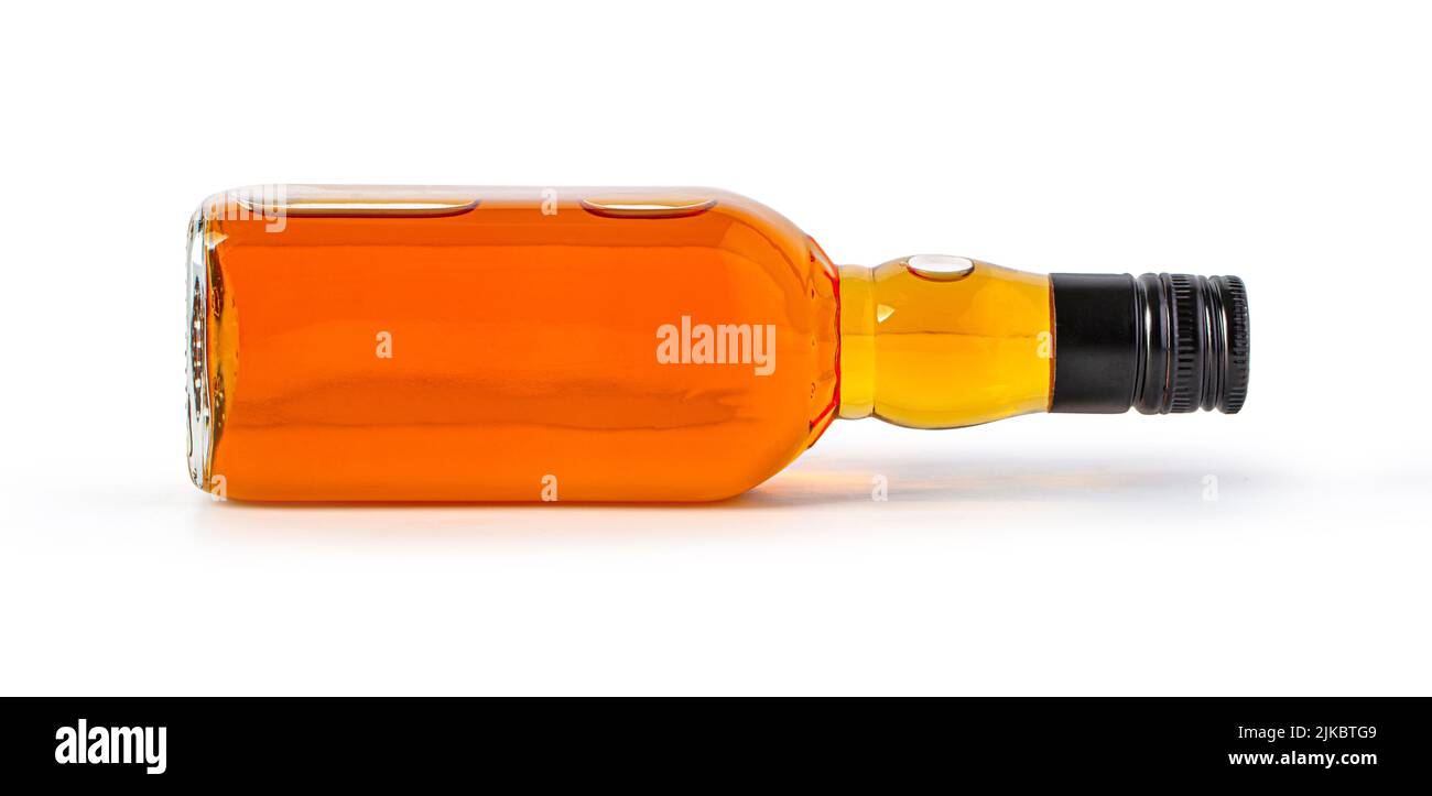 Whiskey bottiglia isolato su sfondo bianco con tracciato di ritaglio Foto Stock