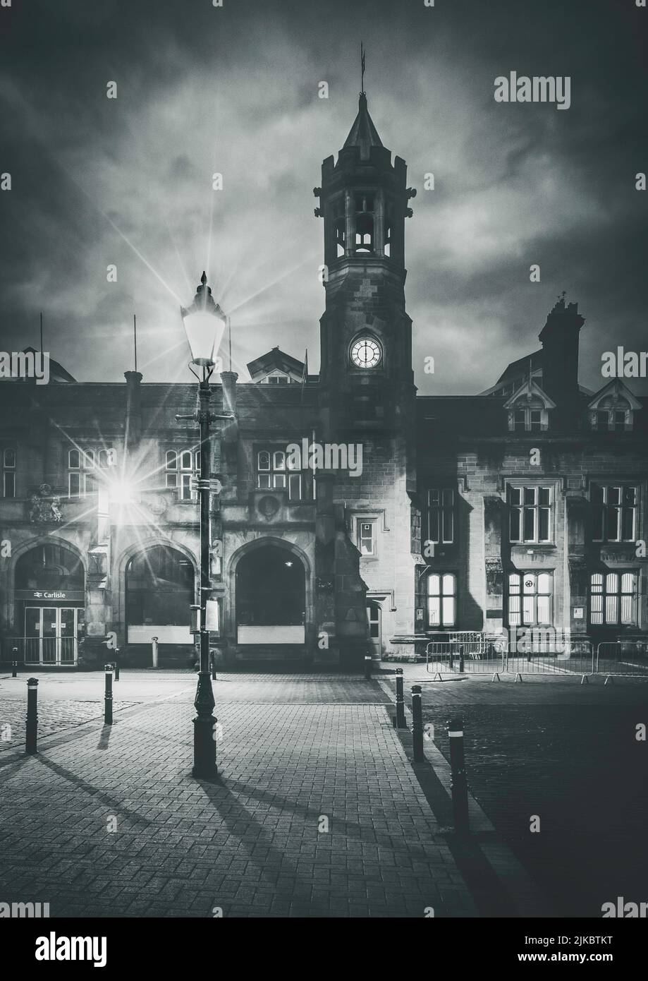 L'imponente architettura della stazione della Cittadella di Carlisle, inclusa la Torre dell'Orologio, catturata in un'atmosfera mattutina. Foto Stock